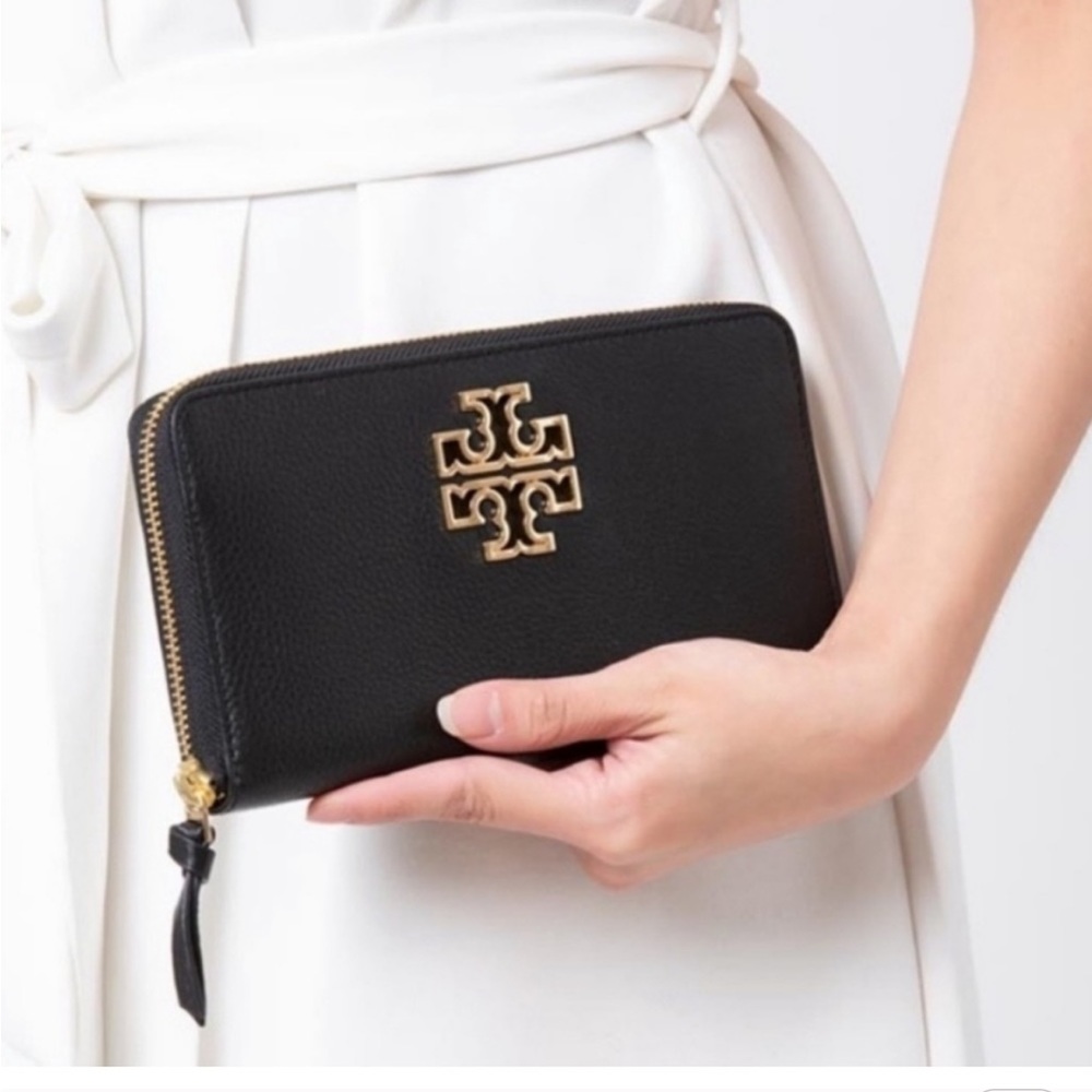 Excellent condition authentic Tory Burch Zip Wallet